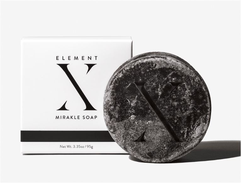 표면 질감과 X 각인이 보이는 elementX 비누